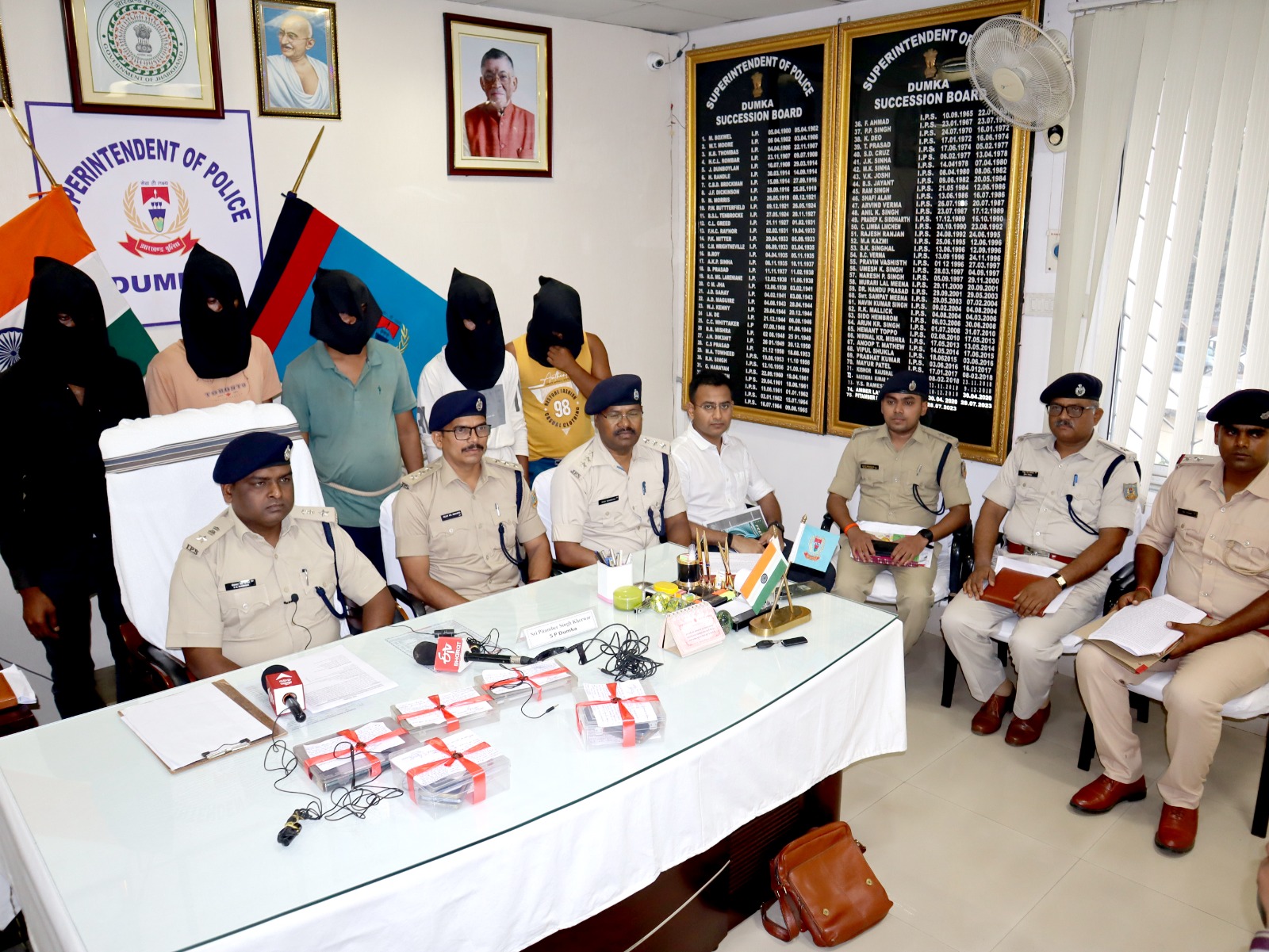 दुमका । तालझारी पुलिस ने पांच साइबर अपराधियों को गिरफ्तार कर भेजा जेल
