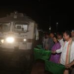 सांसद विद्युत वरण महतो रखा माइन्स रेलवे स्टेशन पर उत्कल एक्सप्रेस के नए ठहराव का शुभारंभ कर, हरी झंडी दिखाकर ट्रेन को रवाना किया।