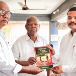 खड़िया समुदाय के पारंपरिक पदाधिकारियों ने अमृत चिराग तिर्की को भेंट की पुस्तक “स्वशासन की धरोहर”