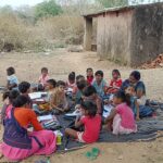 कटहल पेड़ के नीचे पढ़ रहा देश का भविष्य, आंगनबाड़ी भवन अधूरा