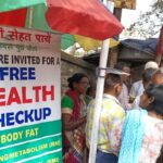 घाटशिला : सड़क के किनारे लगाया फ्री हेल्थ जांच केनोपी और क्षण भर में लग गया लाइन…