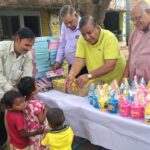 जाने माने समाजसेवी एवं व्यावसायी ने उत्क्रमित मध्य विद्यालय टांगराईन के बच्चों के साथ अपना बहू मूल्य समय बिताते हुए, खिलौना एवं उपहार वितरित किए।