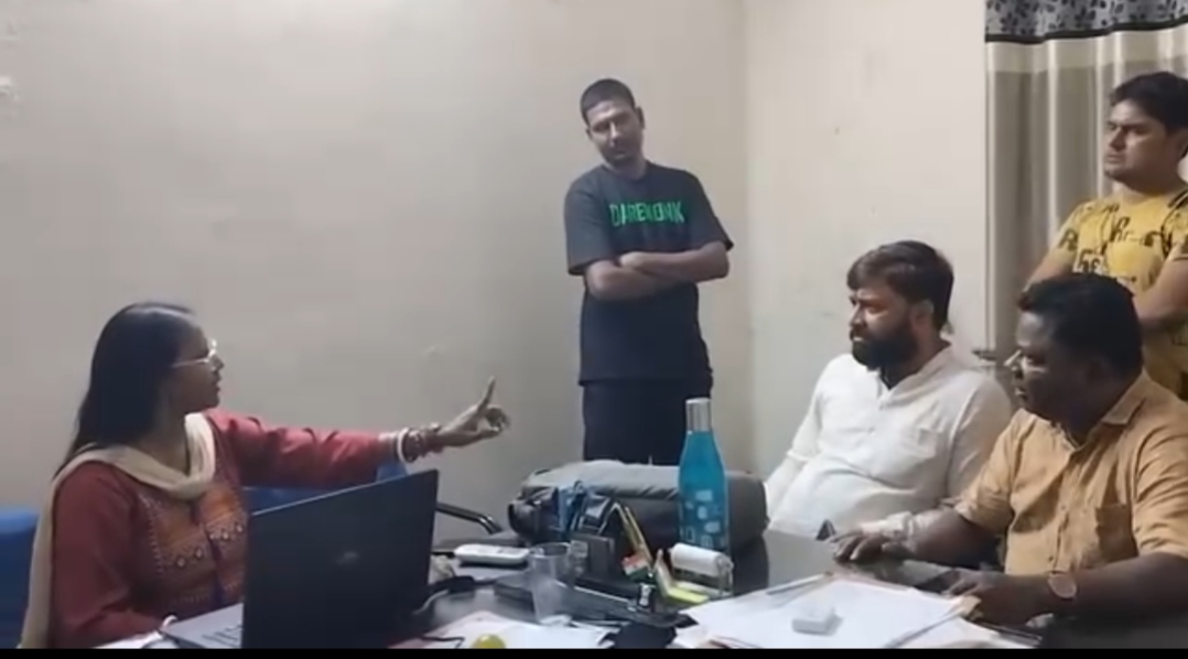 आदित्यपुर : ‘अबुआ सरकार’ में महिला अधिकारी से भिड़े झायुमो नेता, वीडियो वायरल हुई वायरल…