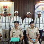 भीषण गर्मी में ट्रैफिक जवानों को बड़ी राहत, एसपी निधि द्विवेदी ने सौंपी बैटरी संचालित कूलिंग जैकेट