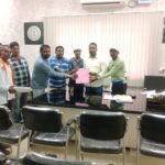 पारम्परिक स्वशासन गांवता तरफ आटकोशी के द्वारा प्रखंड विकास पदाधिकारी एवं अंचल अधिकारी को सौंपा गया ज्ञापन ।