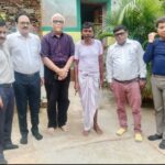 जमशेदपुर : बिहड़ लखाईडिह के जंगलों में पारंपरिक हर्बल की खोज में IIT मुंबई से पहुंचे शोध कर्ता टीम