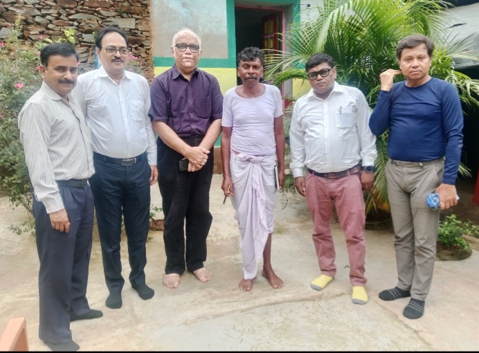 जमशेदपुर : बिहड़ लखाईडिह के जंगलों में पारंपरिक हर्बल की खोज में IIT मुंबई से पहुंचे शोध कर्ता टीम