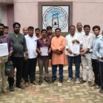 घाटशिला : बिजली समस्या को लेकर भाजपा मंडल अध्यक्ष विजय पांडेय ने सौंपा मांगपत्र 