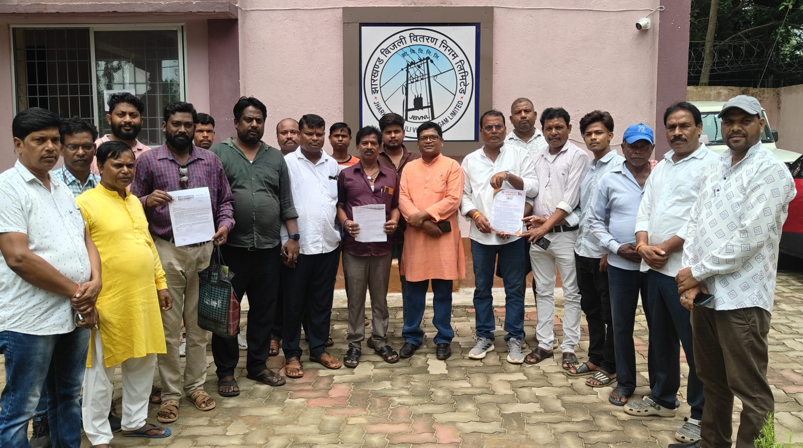 घाटशिला : बिजली समस्या को लेकर भाजपा मंडल अध्यक्ष विजय पांडेय ने सौंपा मांगपत्र 