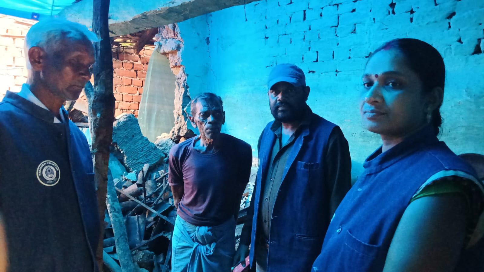 पोटका : प्राकृतिक आपदा से पीड़ित बुजुर्ग दंपत्ति से मिले पी एल वी मुआवजा दिलवाने का भरोसा दिया …