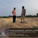 मुख्य सड़क पर खड़े ब्रेकडाउन वाहनों पर ट्रैफिक पुलिस ने रेडियम लगाकर किया सुरक्षित