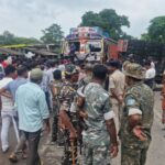 हाता -टाटा मुख्य मार्ग पावरु मोड़ पर 12 चक्का ट्रक की चपेट में आने से युवक की दर्दनाक मौत। मुआवजा की मांग को लेकर 10 घंटे जाम के बाद खुला मुख्य सड़क।