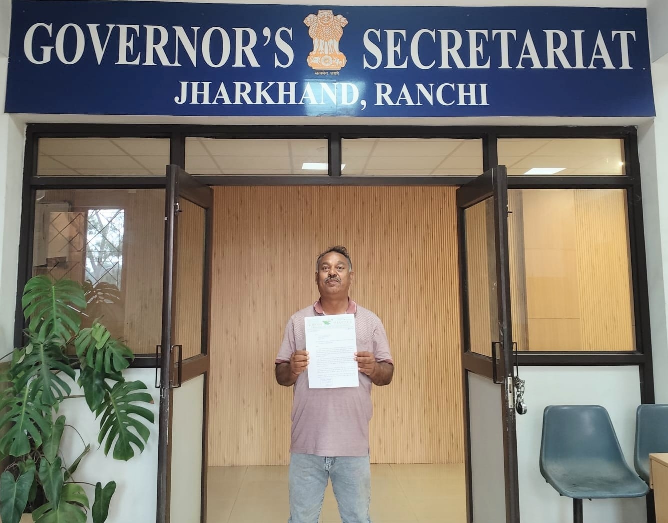 जमशेदपुर : शैक्षणिक सुधार को लेकर कोल्हान विश्वविद्यालय के कुलाधिपति को मांग पत्र सौंपा गया ।