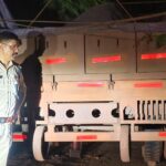 मुख्य सड़क पर खड़े ब्रेकडाउन वाहनों पर ट्रैफिक पुलिस ने रेडियम लगाकर किया सुरक्षित