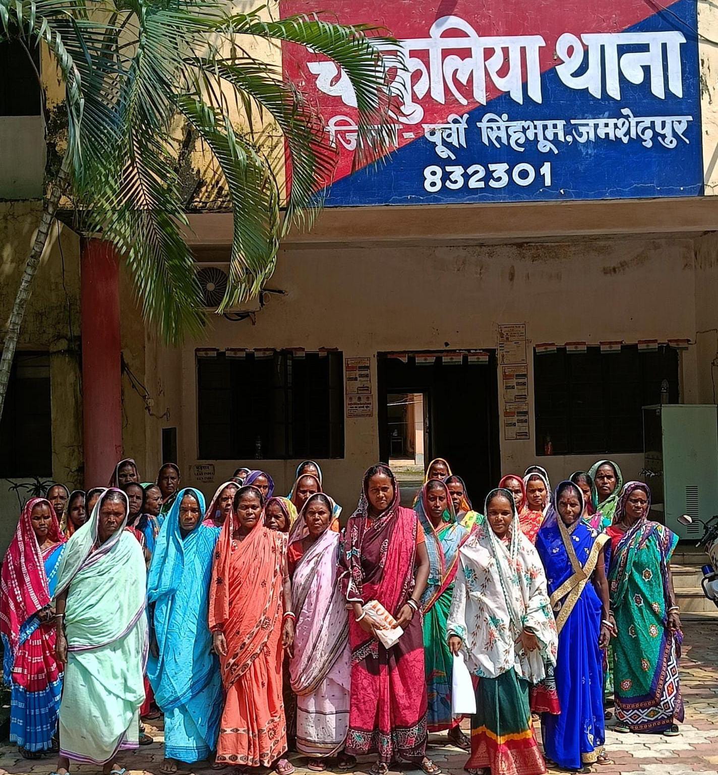 चाकुलिया: अवैध शराब बिक्री पर रोक लगाने हेतु ढेंगाम गांव की महिलाओं ने थाना प्रभारी से लगाई गुहार
