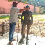 चाकुलिया: समाजसेवी मुकेश सिंह ने गांधी जयंती पर डाकबंगला स्थित महात्मा गांधी की प्रतिमा पर पहनाया चश्मा