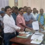 चाकुलिया: ग्राम सभा के अधिकारों को लेकर ग्राम प्रधान संघ ने बीडीओ को सौंपा आठ सूत्री मांग पत्र