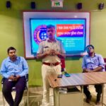 चाकुलिया: स्वामी विवेकानंद आईटीआई में थाना प्रभारी राजेश कुमार ने विद्यार्थियों को साइबर अपराध के प्रति किया जागरूक